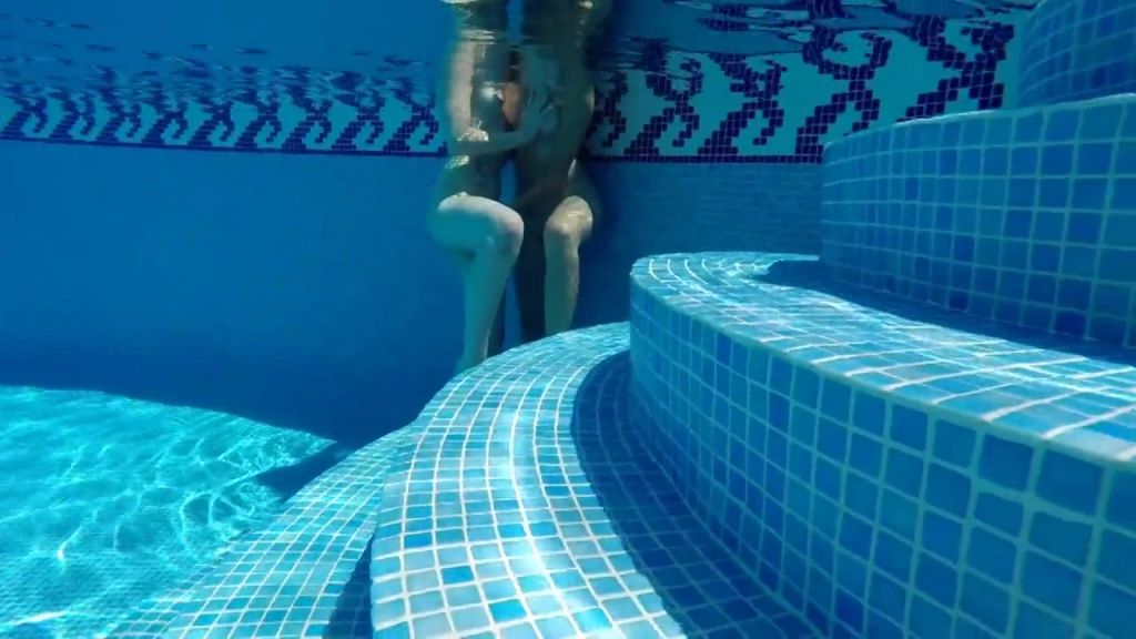 sexy foto nr. 6 von Geile Lesbenspiele im Pool