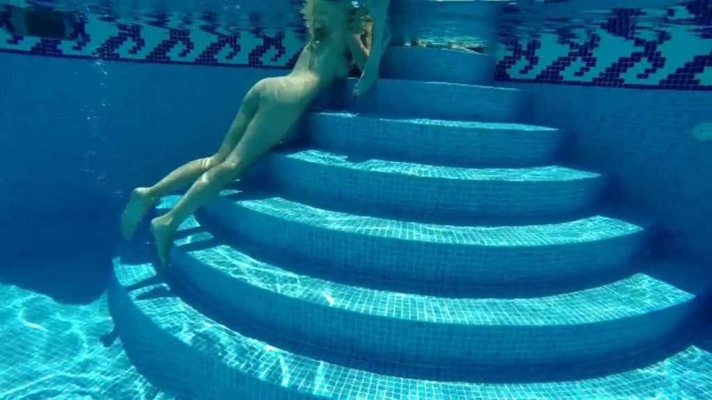 sexy foto nr. 8 von Geile Lesbenspiele im Pool