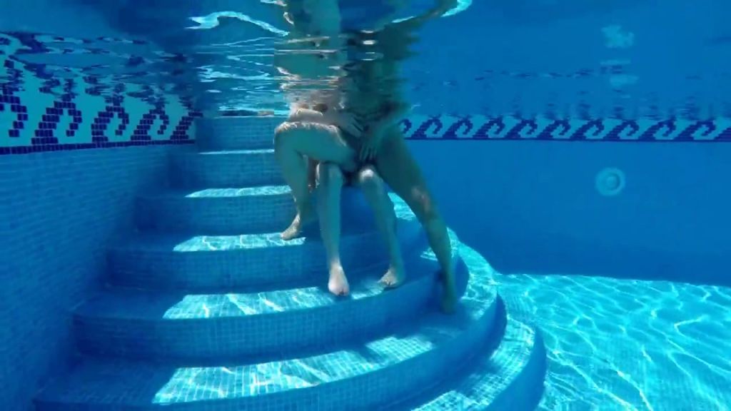 sexy foto nr. 10 von Geile Lesbenspiele im Pool