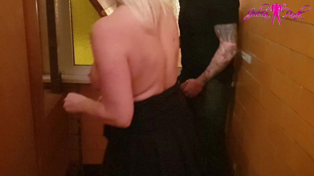 sexy foto nr. 3 von In der Fickbox durchgefickt