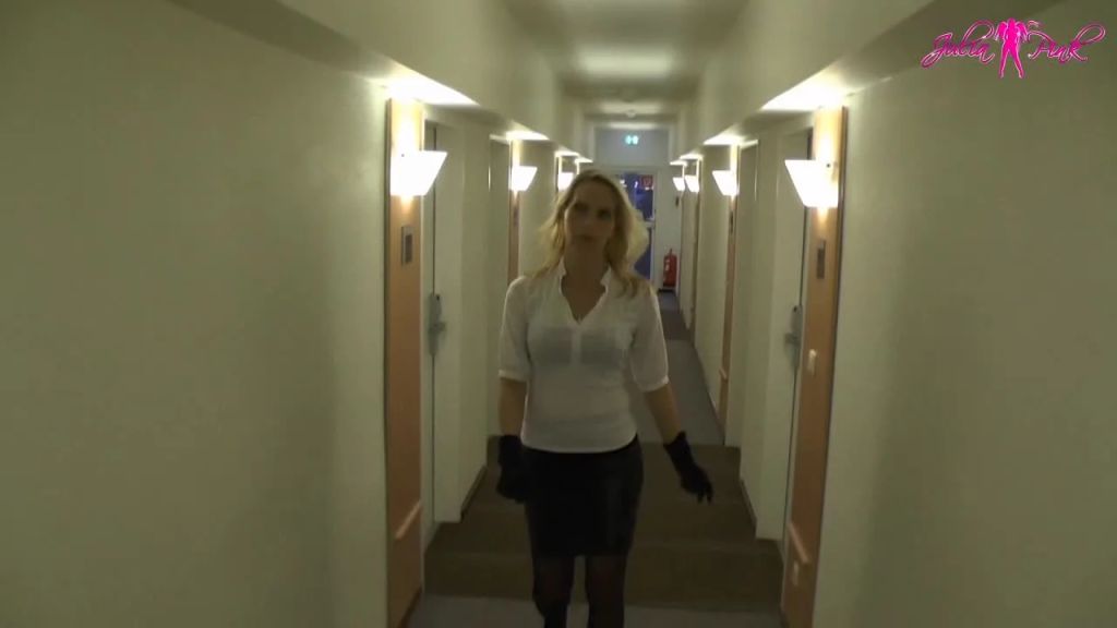 sexy foto nr. 1 von Beim Zimmersercice von 2 Schwänzen zerfickt