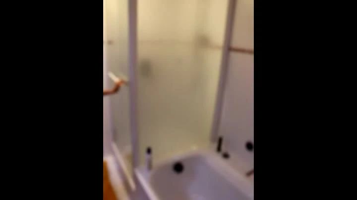 Beim Duschen gefilmt