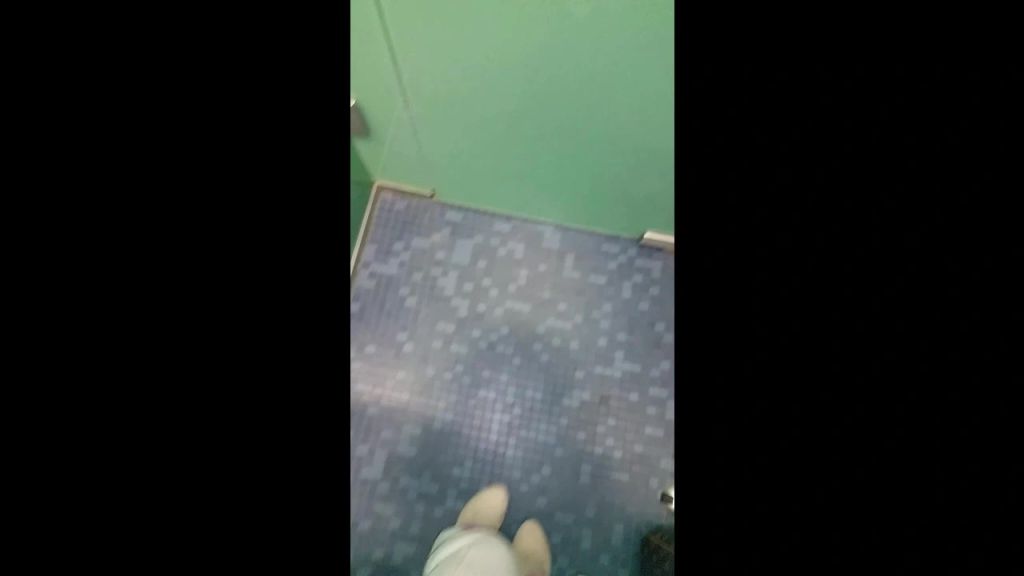sexy foto nr. 4 von Pissen auf der Einkaufscenter Toilette (NS)