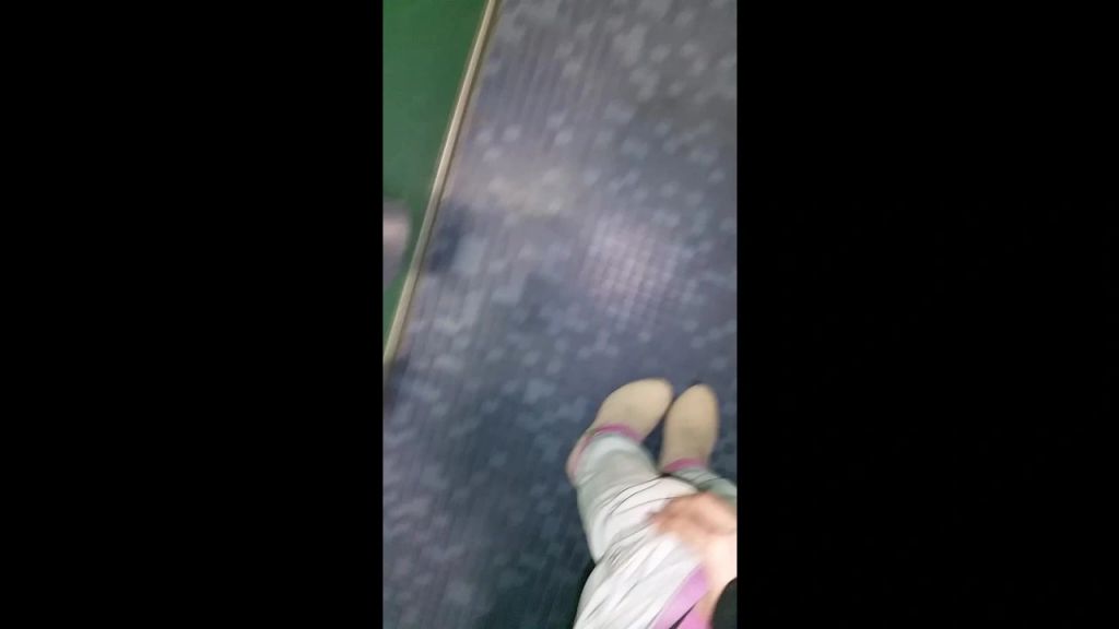 sexy foto nr. 6 von Pissen auf der Einkaufscenter Toilette (NS)