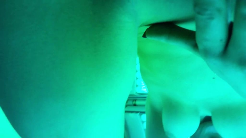 sexy foto nr. 9 von Geiler Fick im Solarium...Psst leise!!
