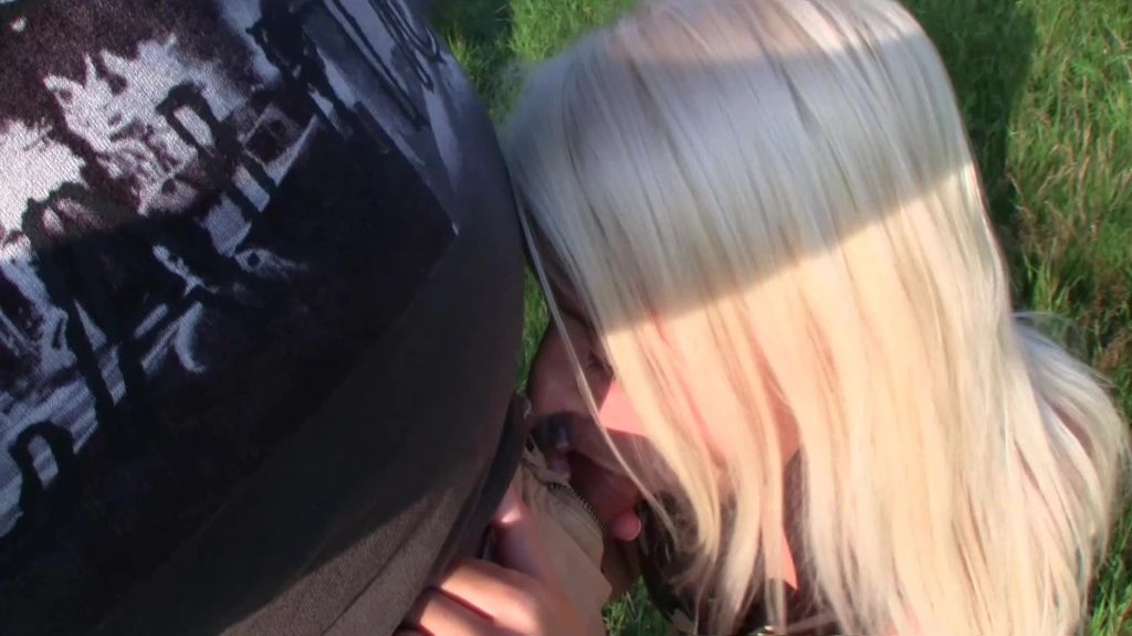 sexy foto nr. 2 von Army Girl fickt Outdoor