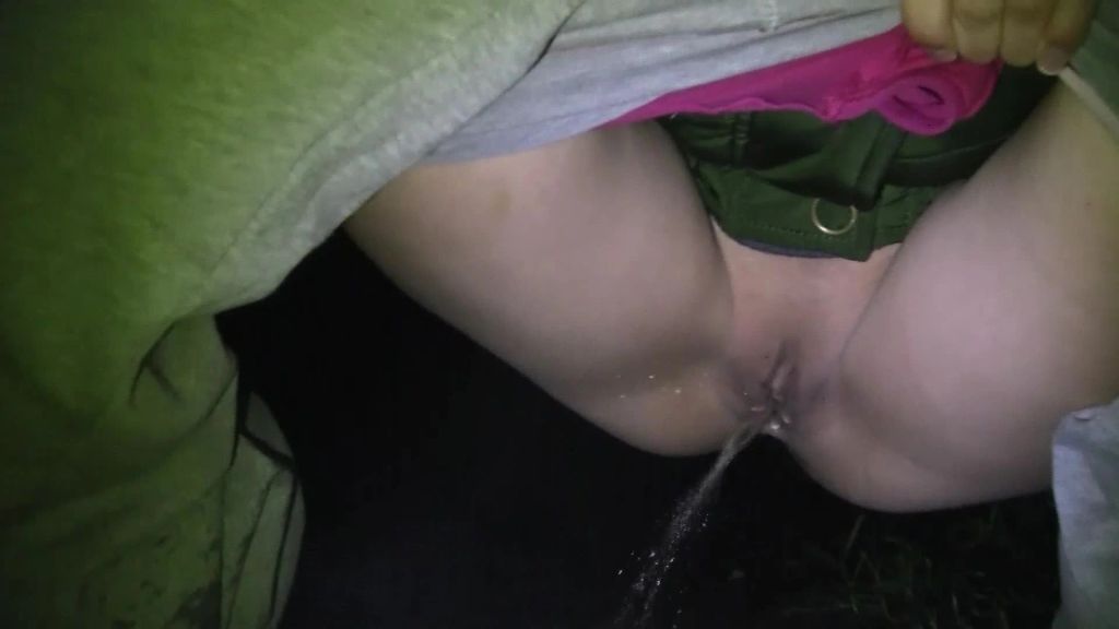 sexy foto nr. 8 von Nachts im Wald gepisst