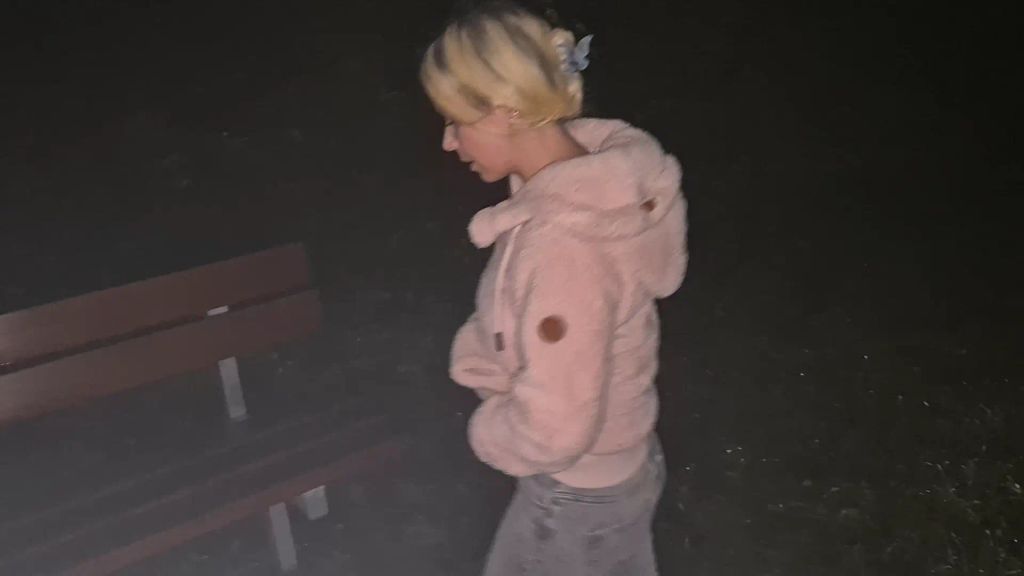 sexy foto nr. 2 von Spaziergang endet mit Parkbank pinkeln !