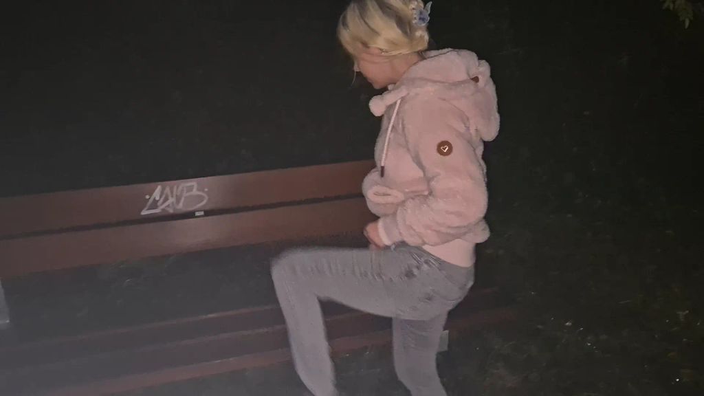 sexy foto nr. 3 von Spaziergang endet mit Parkbank pinkeln !