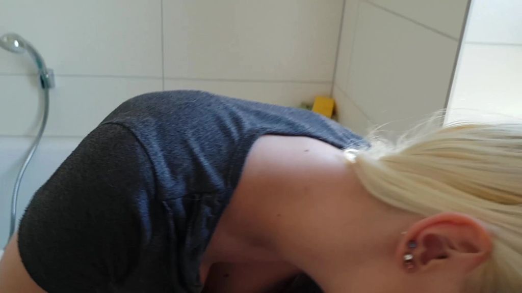 sexy foto nr. 2 von Stiefbruder auf Toilette vernascht