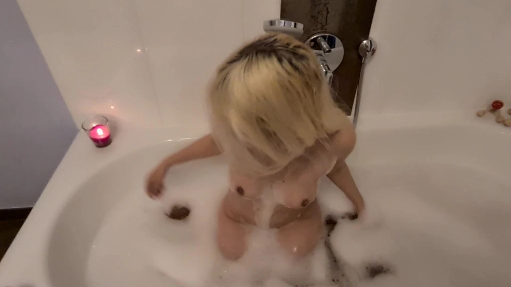 sexy foto nr. 2 von In der Badewanne masturbiert und erwischt
