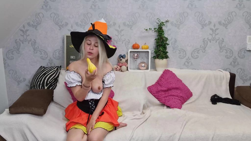 sexy foto nr. 4 von Sexy Hexe schiebt sich Minikürbis in die Pussy