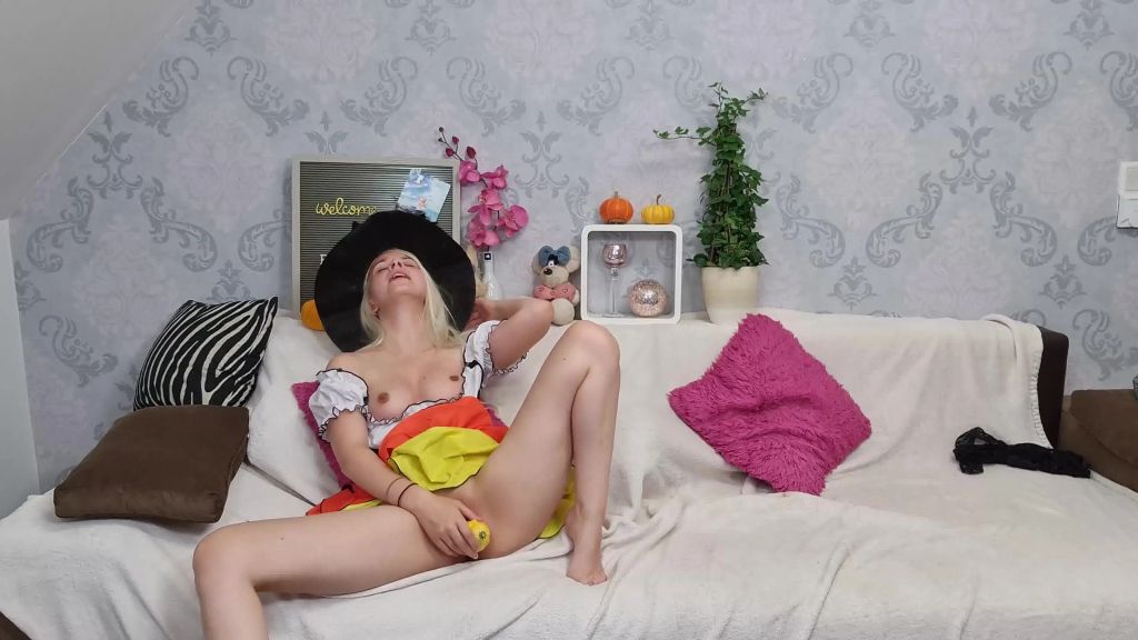 sexy foto nr. 10 von Sexy Hexe schiebt sich Minikürbis in die Pussy
