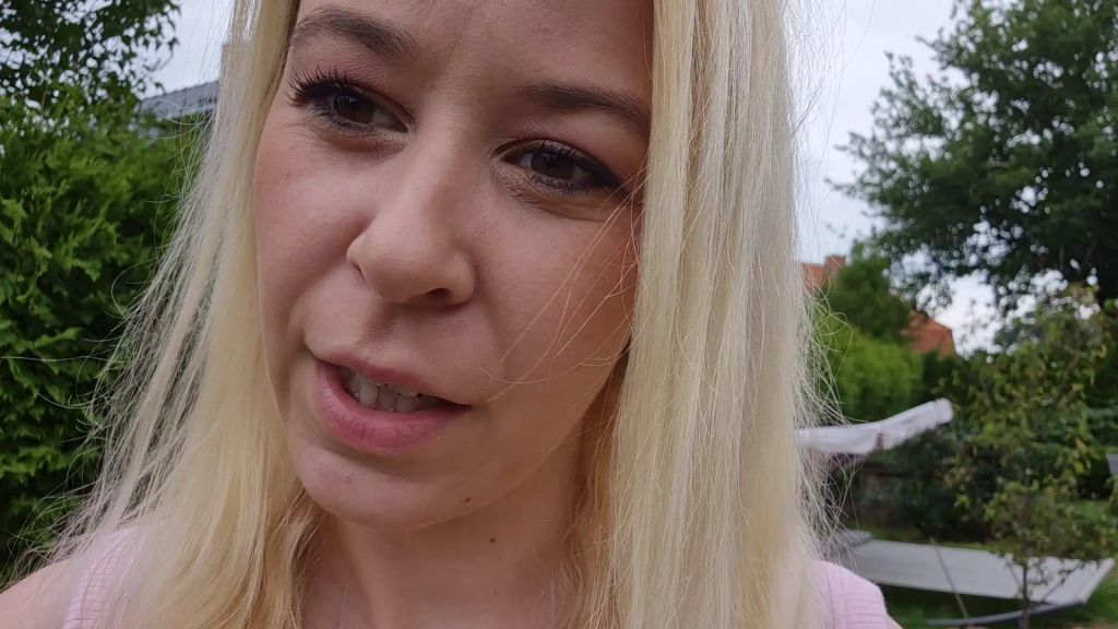 sexy foto nr. 1 von Heimlich in den Garten meines Nachbarns gepisst