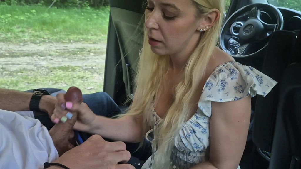 sexy foto nr. 10 von Fremden outdoor beim wichsen im Auto erwischt