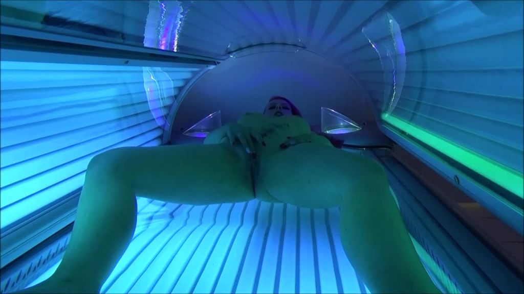 sexy foto nr. 5 von Im Solarium beim fingern beobachtet
