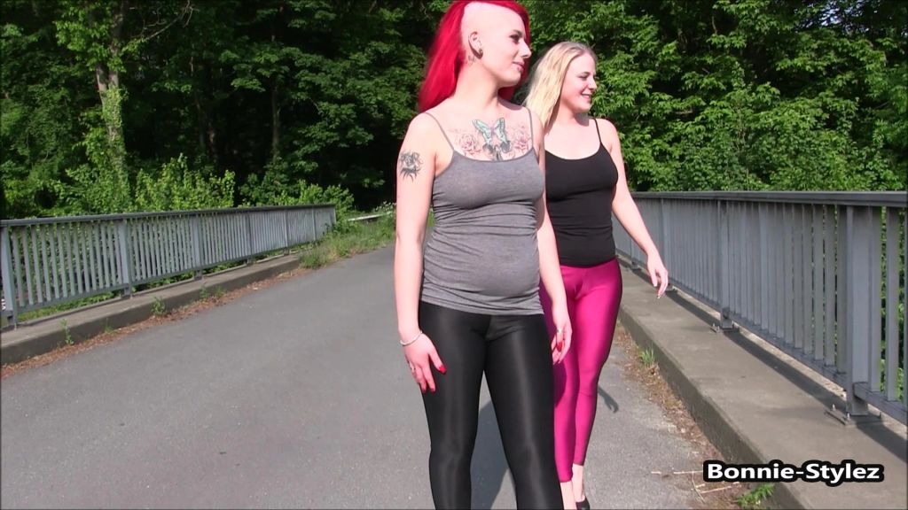 sexy foto nr. 2 von Flashing auf der Autobahnbrücke
