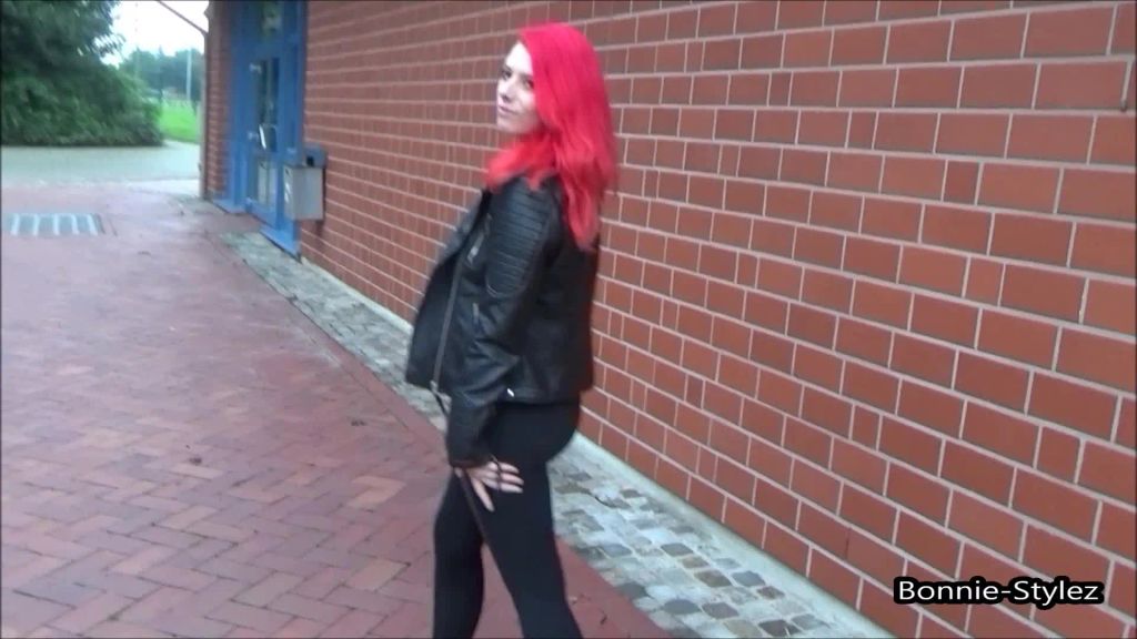 sexy foto nr. 1 von Public Piss auf dem Sportplatz