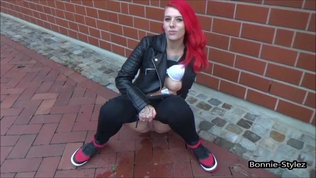 sexy foto nr. 9 von Public Piss auf dem Sportplatz