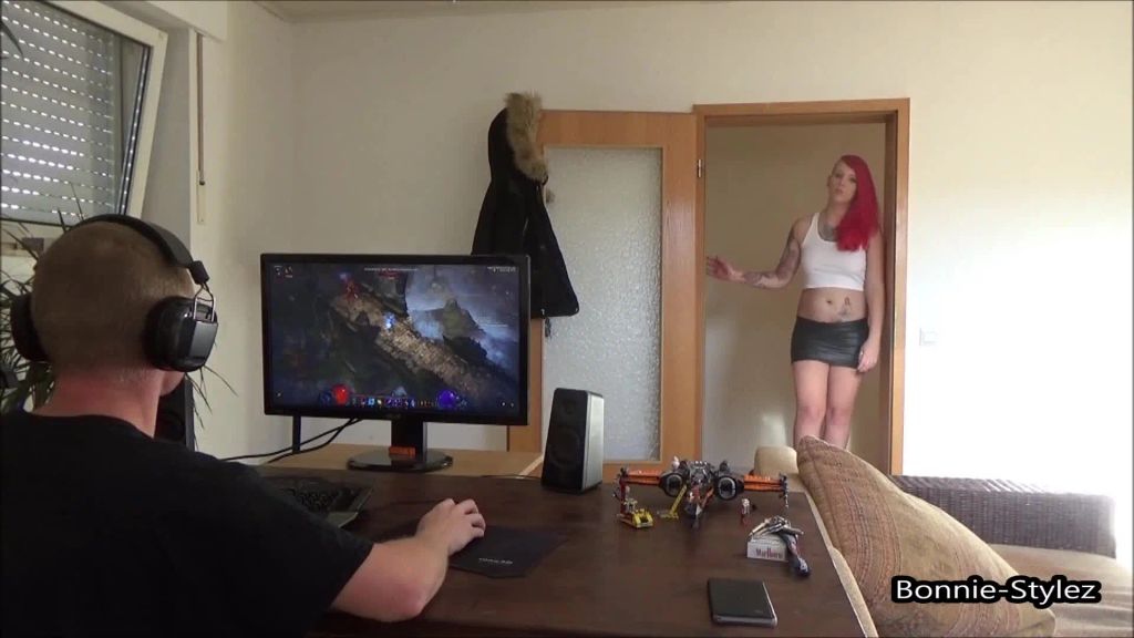 sexy foto nr. 1 von Bei mir wird nicht gezockt! Nerd abgemolken