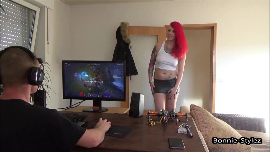 sexy foto nr. 2 von Bei mir wird nicht gezockt! Nerd abgemolken