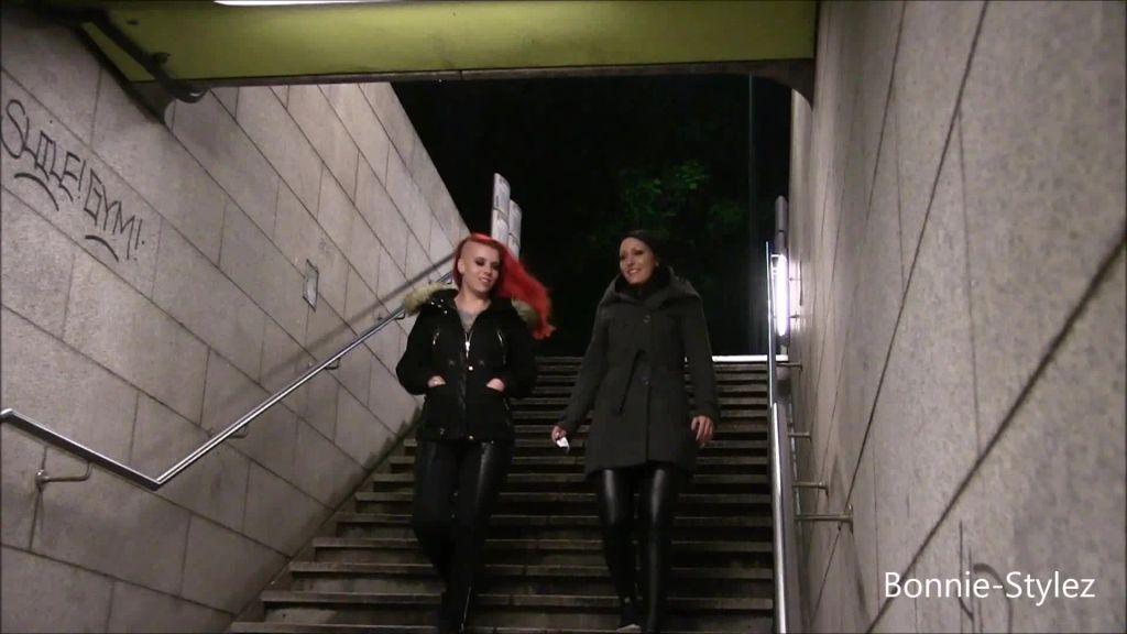 sexy foto nr. 7 von Dreister PUBLIC PISS an der U-Bahn Station