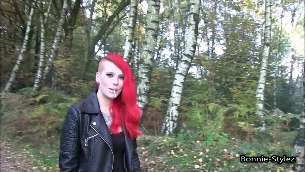 Herbstfick vom Fremden im Wald