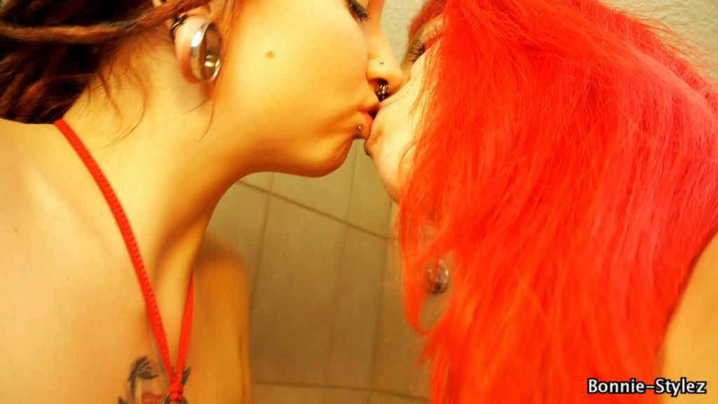 sexy foto nr. 1 von Bitch Piss in der Badewanne
