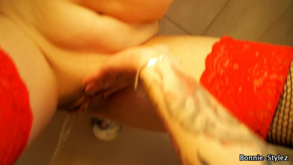 sexy foto nr. 5 von Bitch Piss in der Badewanne