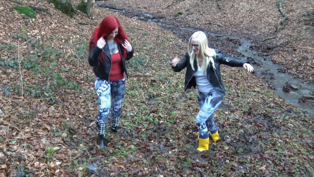 sexy foto nr. 2 von Gummistiefel Girls hilflos im Matsch