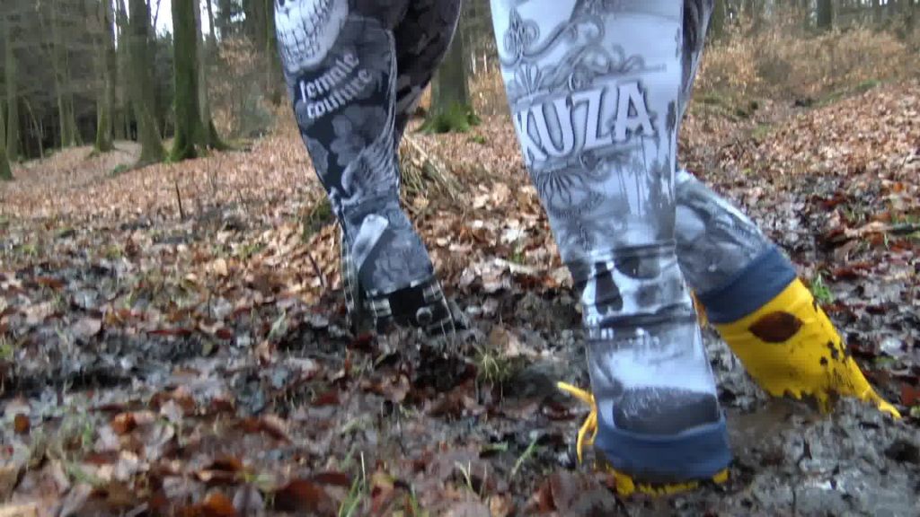 sexy foto nr. 7 von Gummistiefel Girls hilflos im Matsch