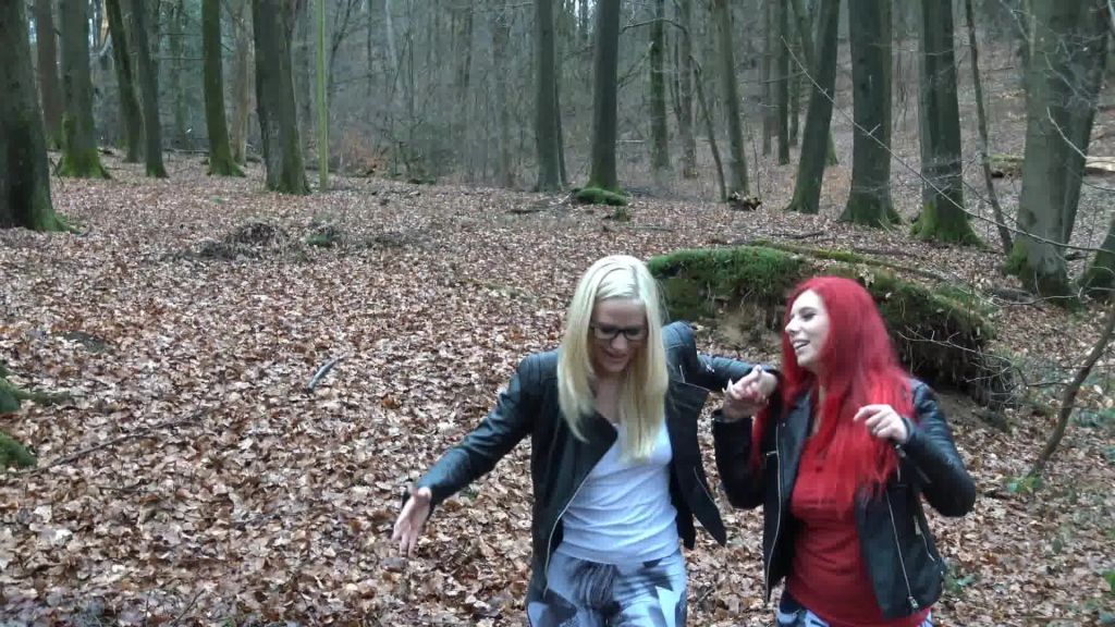 sexy foto nr. 10 von Gummistiefel Girls hilflos im Matsch