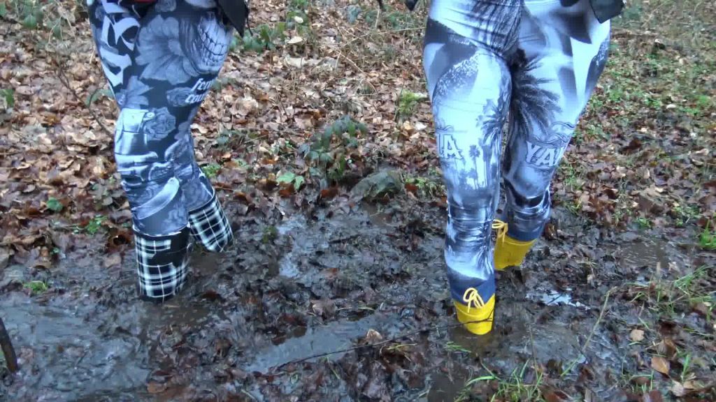 Gummistiefel Girls hilflos im Matsch