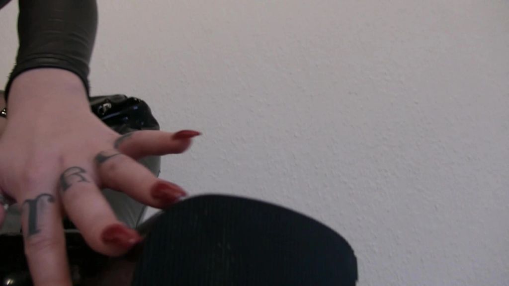 sexy foto nr. 3 von SKLAVE - Leck mir die Stiefel