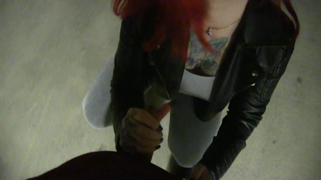 sexy foto nr. 3 von PUBLIC FICK im Parkhaus