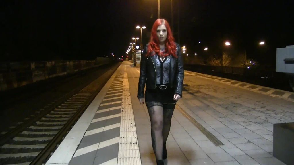sexy foto nr. 1 von Dreister PUBLIC PISS am Bahnhof