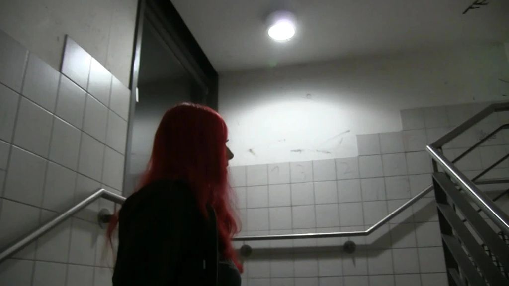 sexy foto nr. 2 von Frecher Piss ins Treppenhaus