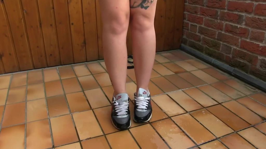 sexy foto nr. 10 von Nikes vollgepisst und rumgesaut