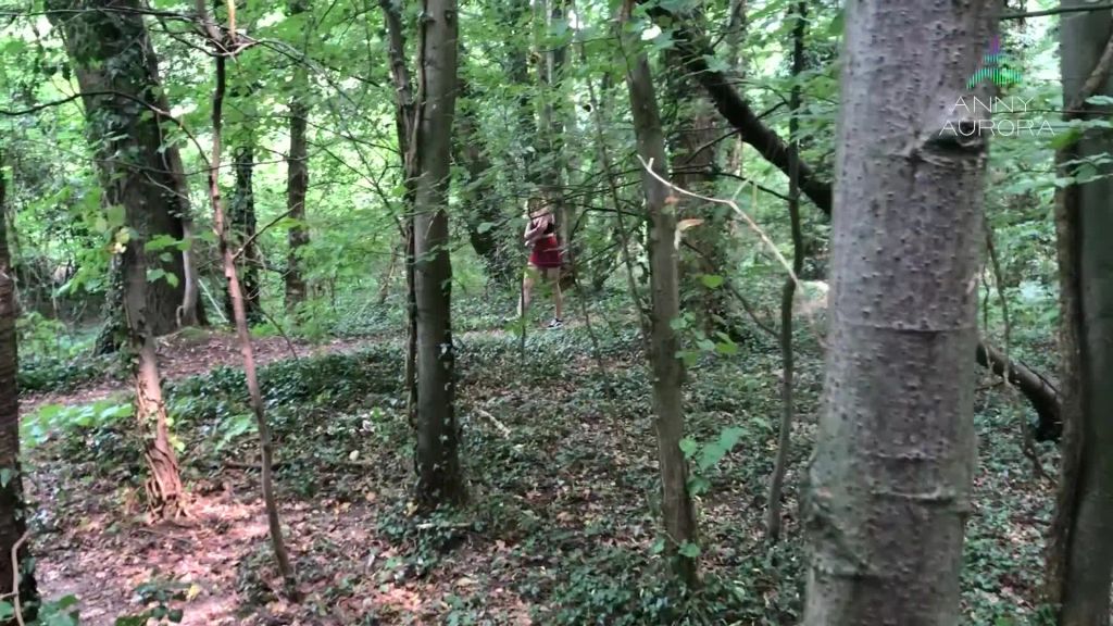 Spanner fickt die Anny Aurora im dunklen Wald!