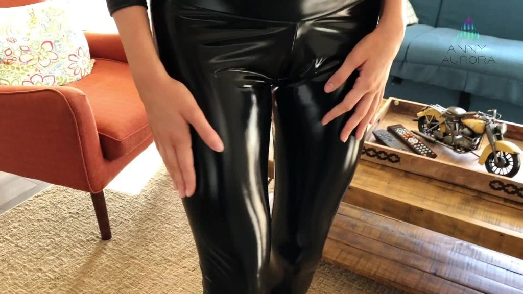 sexy foto nr. 1 von Latex Bitch - fick mich AO im geilen Glanzoutfit!