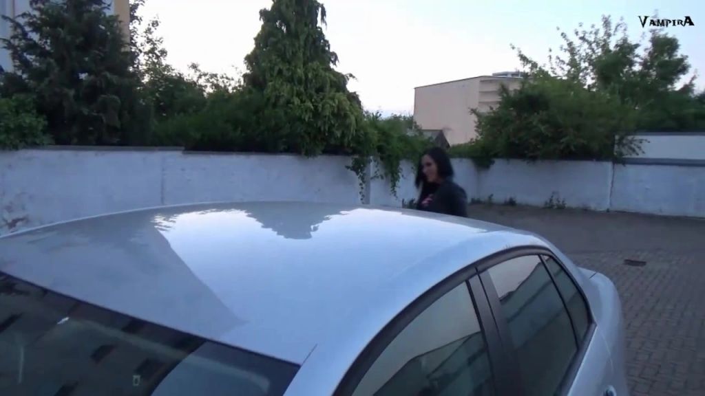 sexy foto nr. 3 von Chef auf's Auto gepisst