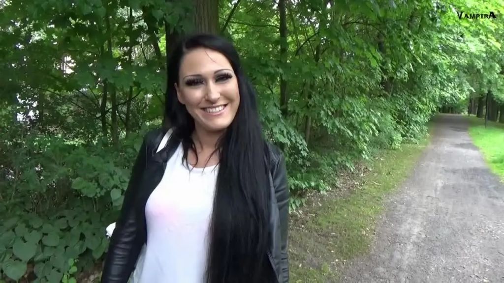 sexy foto nr. 1 von riskanter Public User Piss