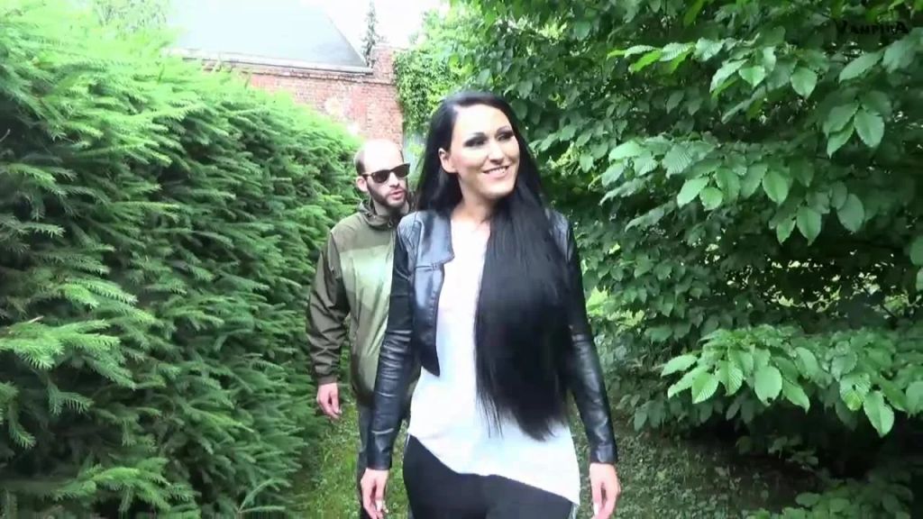 sexy foto nr. 4 von riskanter Public User Piss