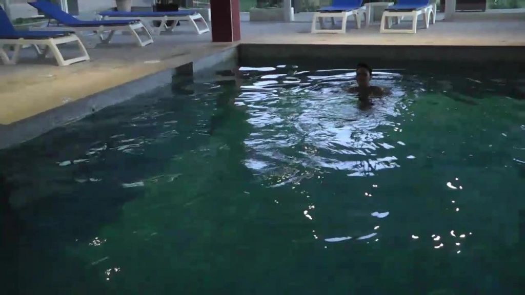 sexy foto nr. 2 von Im Schwimmbad abgeblasen