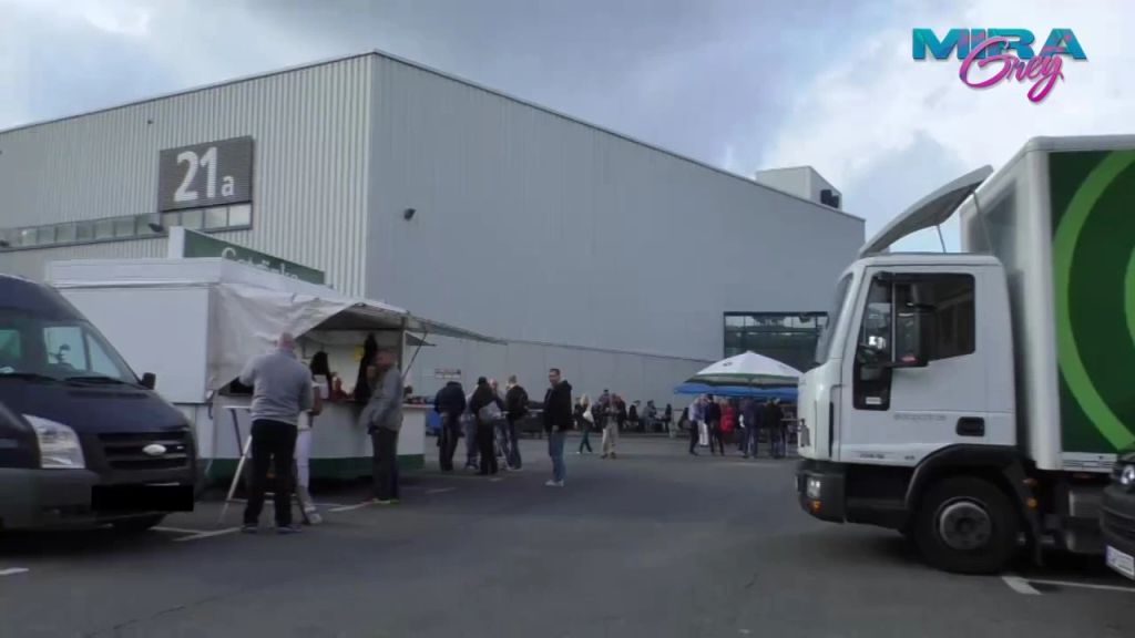 sexy foto nr. 5 von Superlady pisst dreist PUBLIC