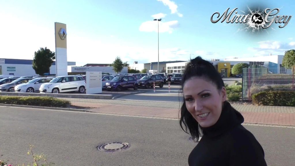 sexy foto nr. 1 von Public Piss im Autohaus!