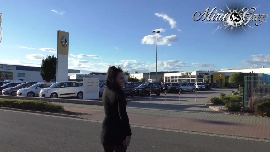 sexy foto nr. 2 von Public Piss im Autohaus!