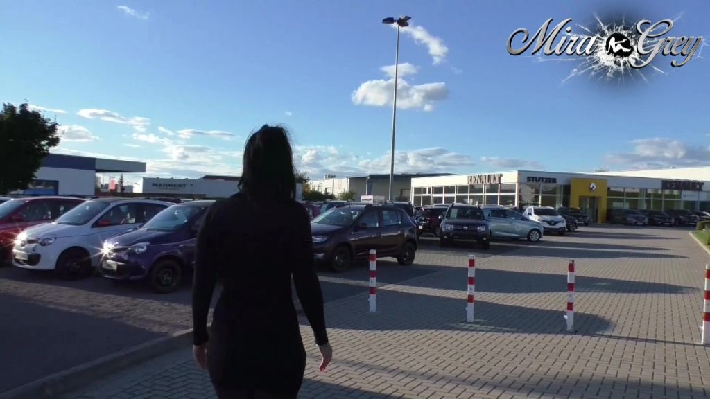 sexy foto nr. 3 von Public Piss im Autohaus!