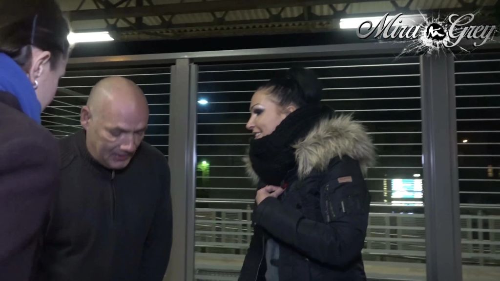 sexy foto nr. 4 von Perversling reingelegt! Public Piss