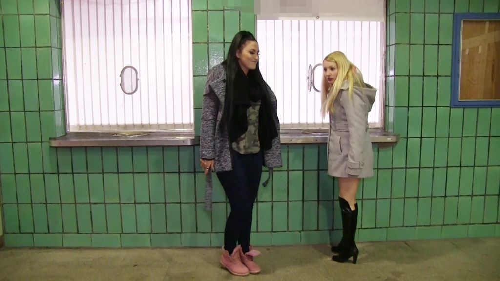 sexy foto nr. 3 von dreister Straf Piss im Bahnhof !